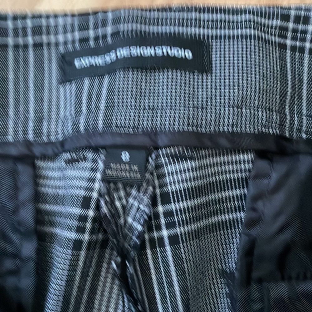 Express Design Studio Capris - Picture 2 of 5